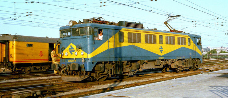 e50 269-204 maniobrando en Madrid Atocha. Julio de 1982.jpg