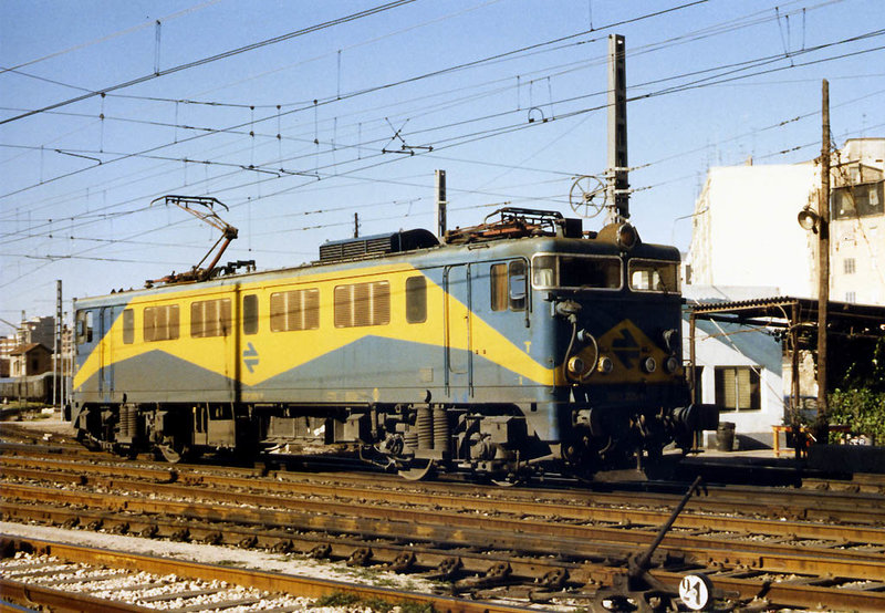 e125 Tras dejar el expreso Sevilla-Barcelona, se retira al depósito. Valencia, 28-3-86.jpg