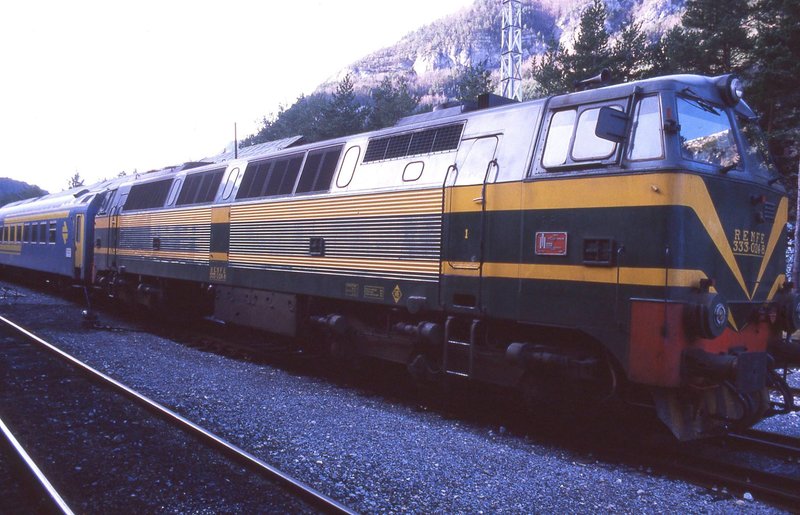333-024-8 (Canfranc, Fte. Trenes y Fotos -FB-).jpg