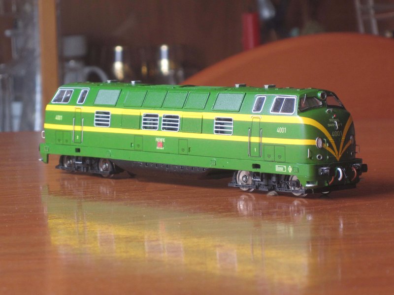 RENFE 4000 RESINA HO LATERAL.JPG