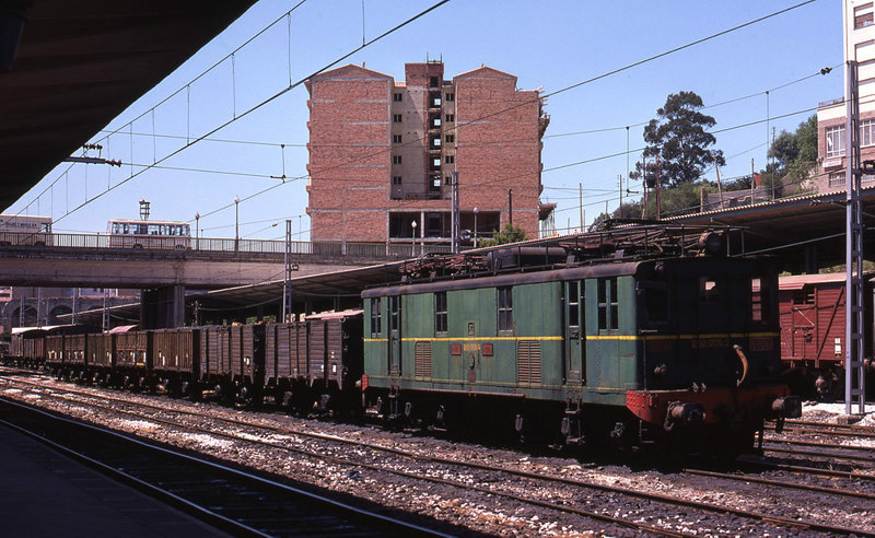 RENFE Electric 260006 Scene; Oviedo; July 1974.jpg