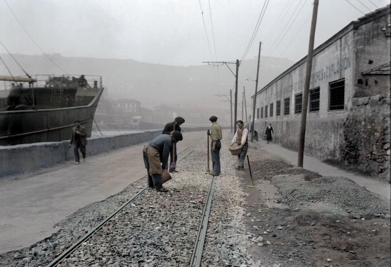 Bilbao_Ribera de Deusto_Arreglando los railes del tranvía_1934.jpg