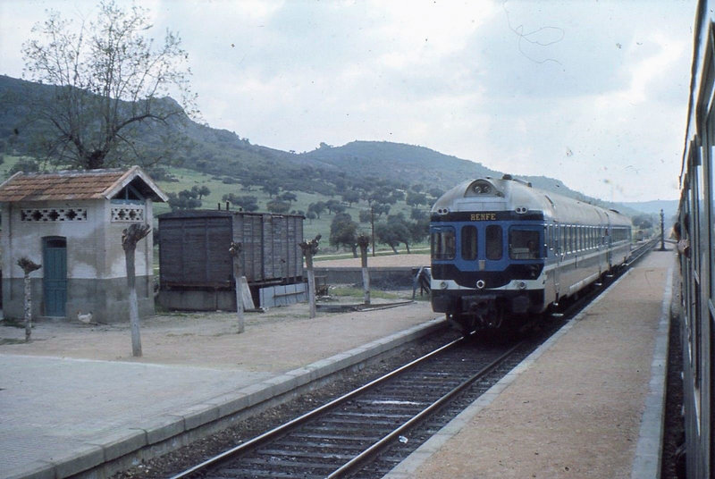 Aut. 597 Ter haciendo el servicio Badajoz-C.Real-Madrid Atocha llegando a Belalcazar, años 70's.jpg
