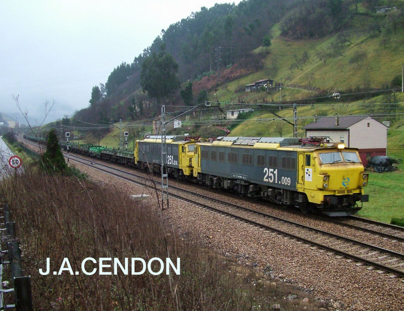 RENFE 251-009 Y  LA 014 Entre UJO y MIERES (AS) 07-01-2008.jpg