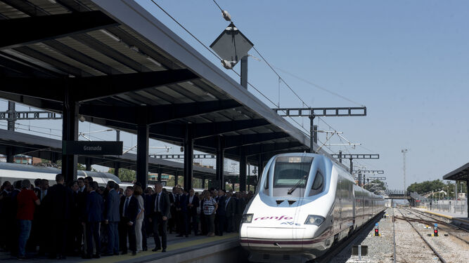tren-AVE-parado-estacion_1379272698_103415840_667x375.jpg