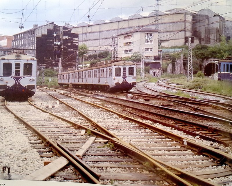 400s en Olaveaga y 300 canibalizada Hector Gimenez.jpg