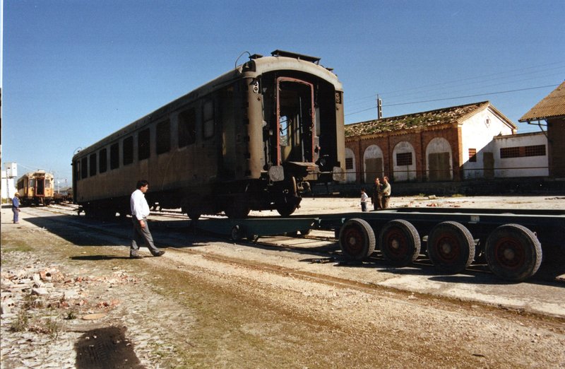 Traslado coche BB 3619, en via 12ª  patio estación.jpg