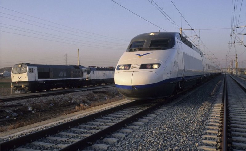 seis-empresas-compiten-para-poner-en-marcha-los-nuevos-ave-que-circulara-n-en-2020-foto-renfe_15_970x597.jpeg