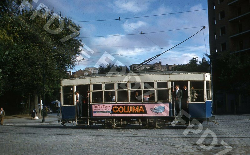 Un CH II a V en Rda. Segovia esq. V. del Puerto. Lineas 53-54. Sept. de 1960.jpg