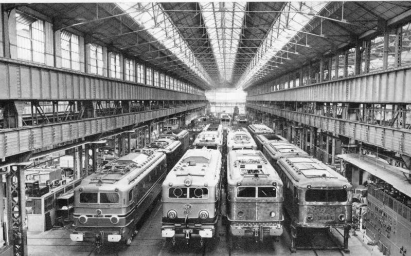 Hall de montage des locomotives électriques des Usines ALSTHOM à Belfort en 1954.jpg