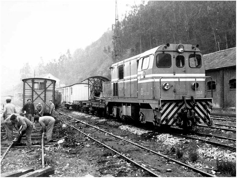20100122125132_locomotora%20descarrilamiento%20en%20figaredo%20(1975).jpg