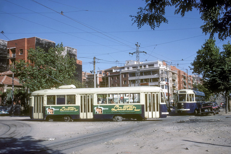 El 1045 en línea 77; detrás el 1158. 1966.jpg