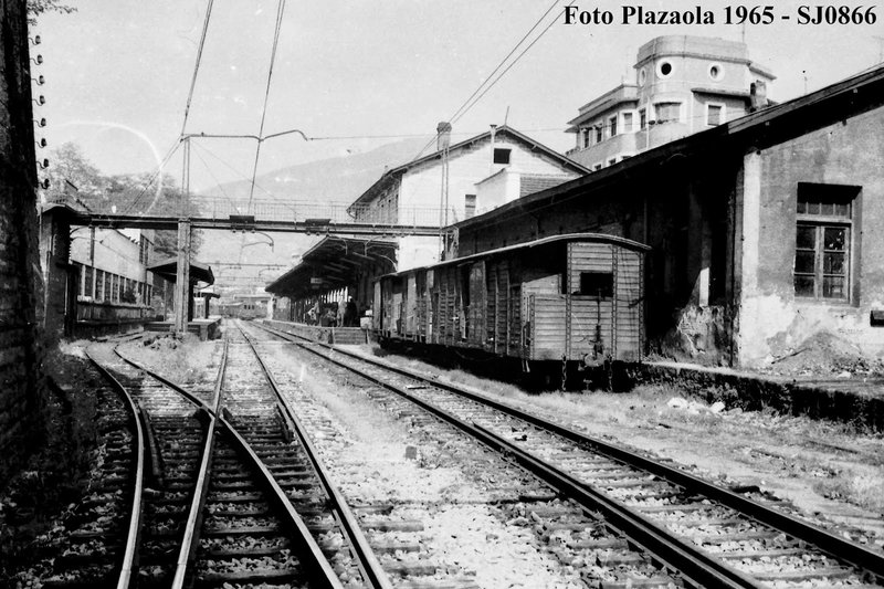 SJ0866_plazaola 1965( estación de ferrocarril, vista desde el túnel. A la derecha, el edificio almacén donde hoy se encuentra la iglesia de San Agustín..JPG