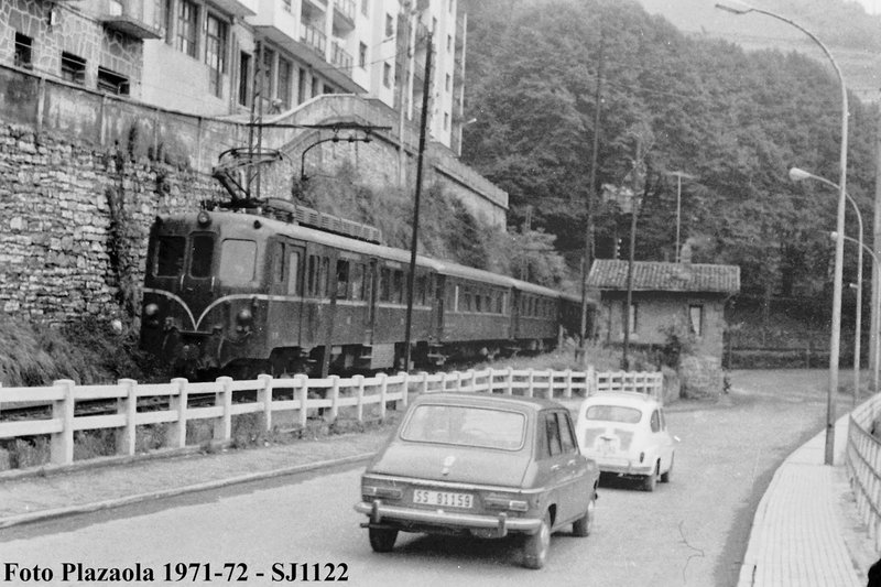 SJ1122_plazaola 1971_72(paso del tren por Amaña. En la caseta estaba el encargado de mantener la vía, quien, en sus inspecciones, caminaba en equilibrio sobre el raíl.).JPG