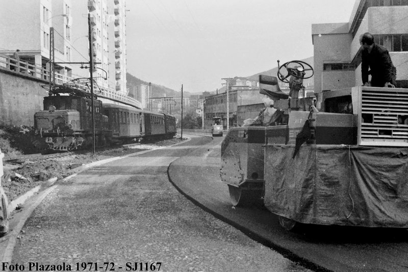 SJ1167_plazaola 1971_72(construcción de la carretera frente a Amaña, que daba salida al tráfico desde el Paseo de San Andrés hacia Ermua.).JPG
