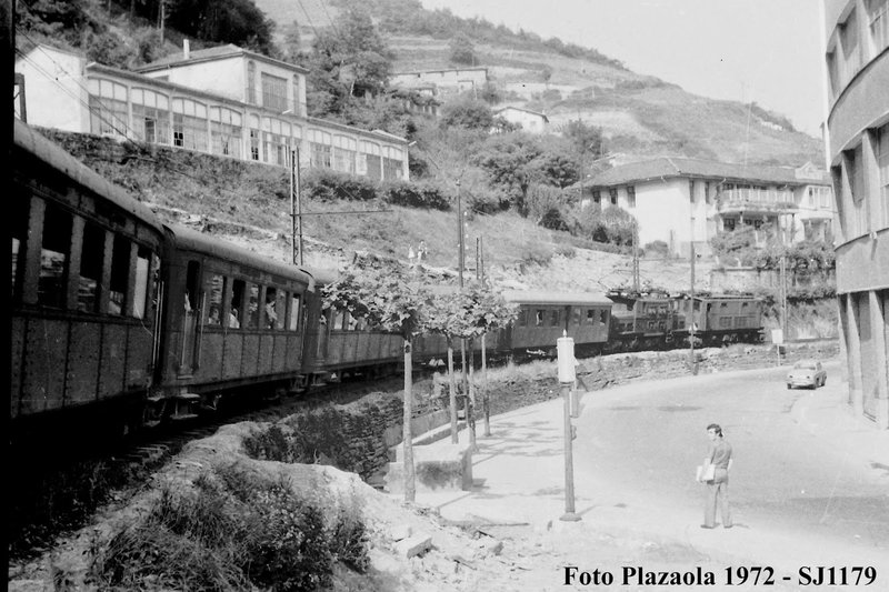 SJ1179_plazaola 1972(tren pasando entre Alfa y el sanatorio antituberculoso.).JPG