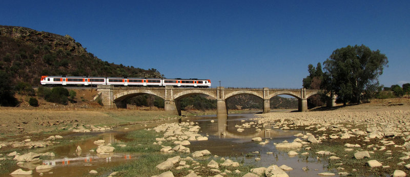 Puente sobre el Zújar cerca de la estación de Belalcazar el 12 abril 2012.jpg