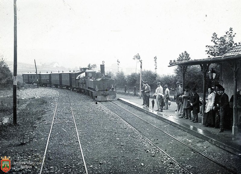 FC-2827_Grupo de personas esperando la llegada del tren a la estación de ferrocarril_Parece DZ Nº28.jpg