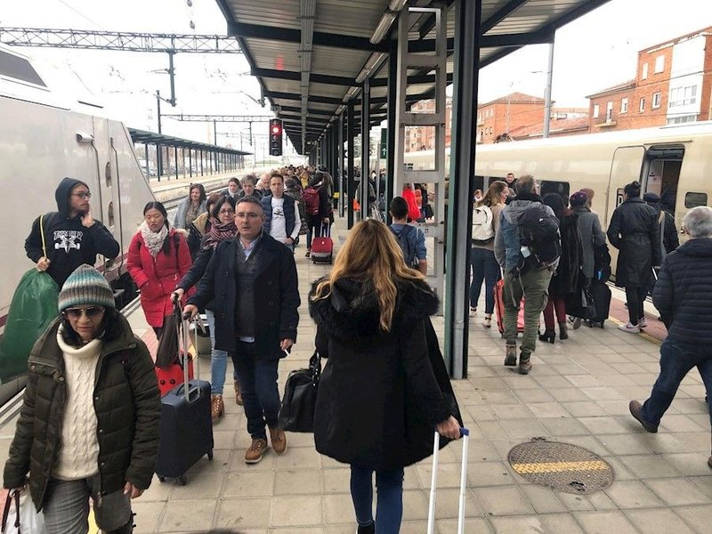 renfe-suprime-las-escasas-y-lentas-lineas-de-trenes-de-cantabria-de-cercanias-y-conexiones-con-oviedo-bilbao-y-valladolid,547725,1.jpg