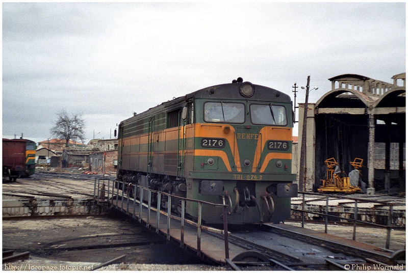 e102 321-076 en el puente giratorio del depósito de Ciudad Real. 10-feb-85.jpg