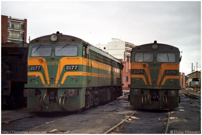 e102 321-077 y 321-076 estacionadas en el depósito de Ciudad Real. 10 de febrero de 1985.jpg