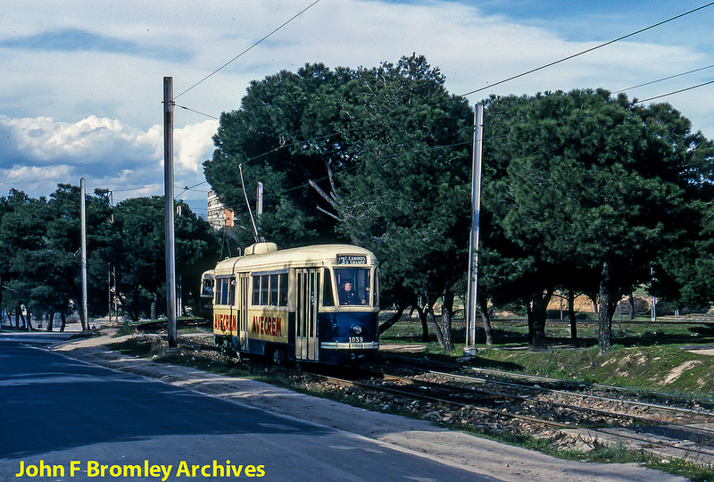 El 1039 en línea 73, cruzándose con el 1033. 1966.jpg