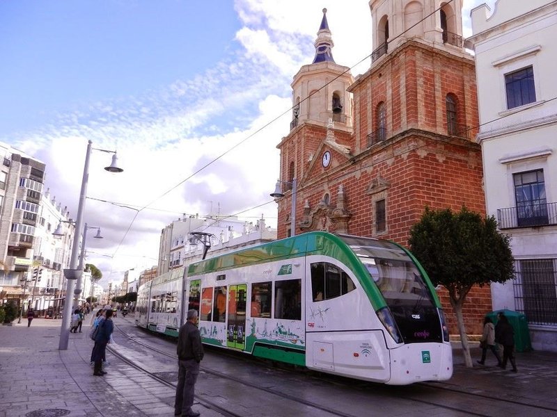 El Tramvia de Cadiz, pasando por San Fernando.jpg