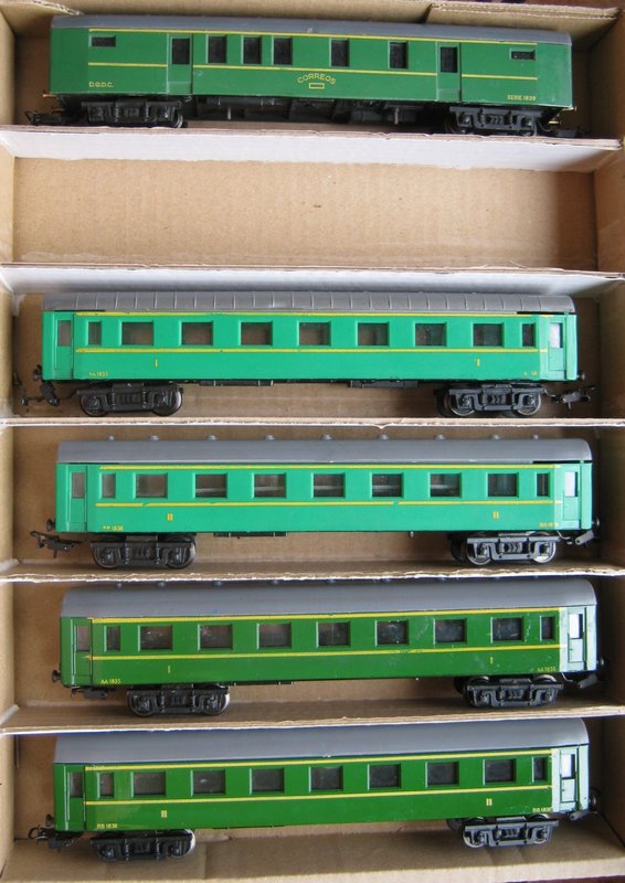 caja Payá viajeros bogies verdes.JPG