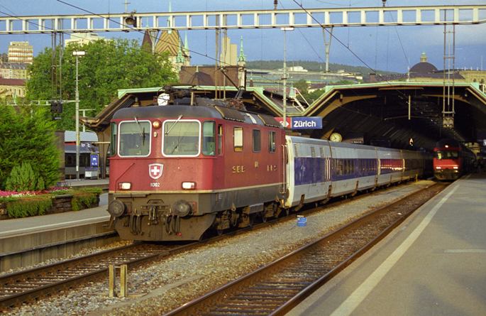 SBB_Re44II_11302_Zurich_HB_990815.jpg