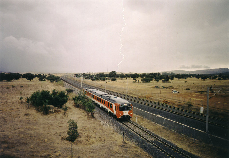 20- El atómico 592-200 se desliza a toda velocidad a Puertollano intentando escapar de la tormenta eléctrica, Septiembre de 2003..jpg