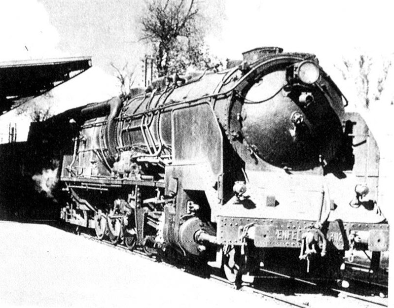 La 151-3112 estacionada con un carbonero en Palencia en la década de 1960. Observar el conducto de ventilación forzada, instalado para que el personal de conducción no se asfixiara en la marquesina.jpg