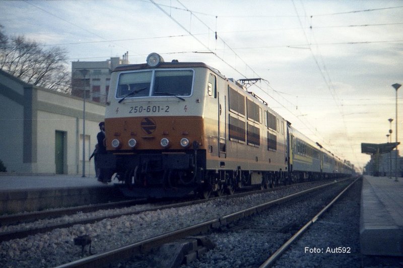 e142 Fantástica 250-601 con el Rápido 690 Torre del Oro Sevilla P.A.-Barcelona Sants en Castellón, el 28 de febrero de 1987.jpg
