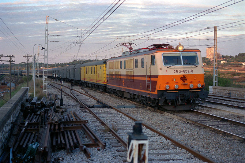 e159 La chopper 250-602 entrando a primera hora de la mañana en Sitges, con su largo expreso nocturno. Diciembre de 1987.jpg