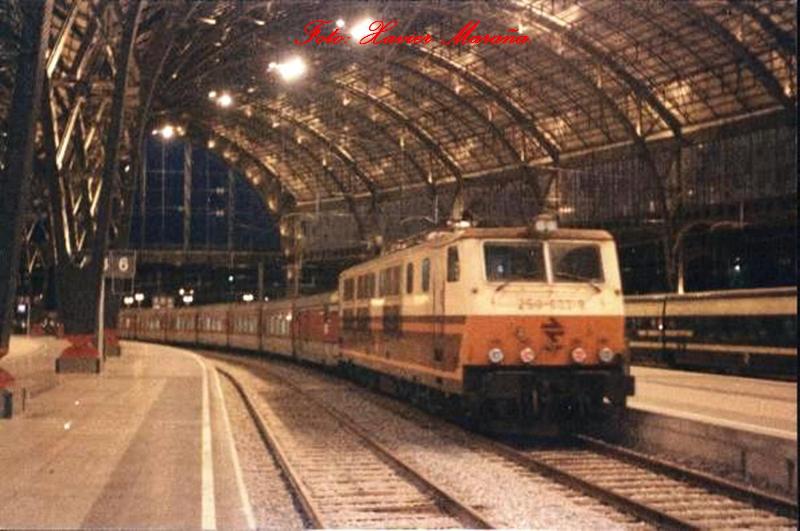 f53 Talgo III RD ex-TEE Gibebra-Barcelona remolcado por una chopper entre Portbou y Barcelona. Estación de Francia, agosto de 1992.jpg