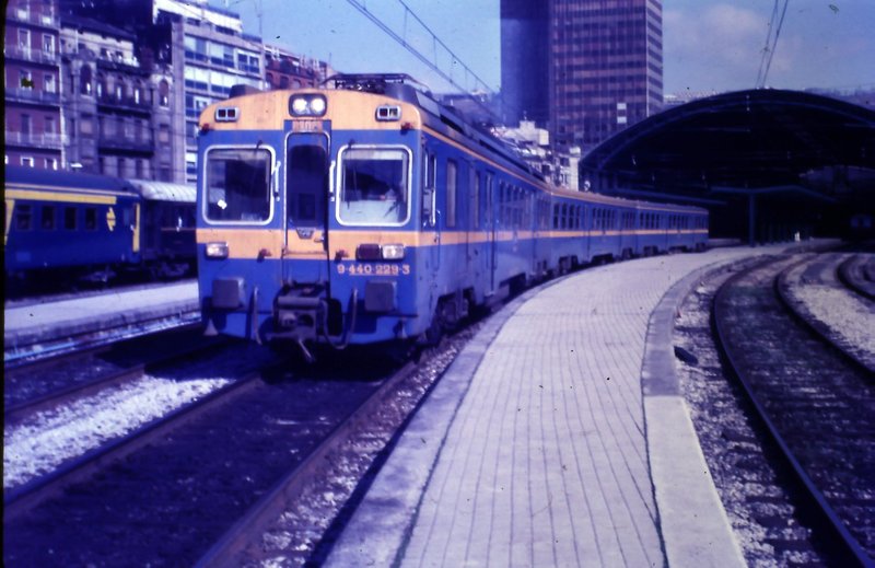 296- UT-440 Saliendo de Bilbao-Abando.JPG