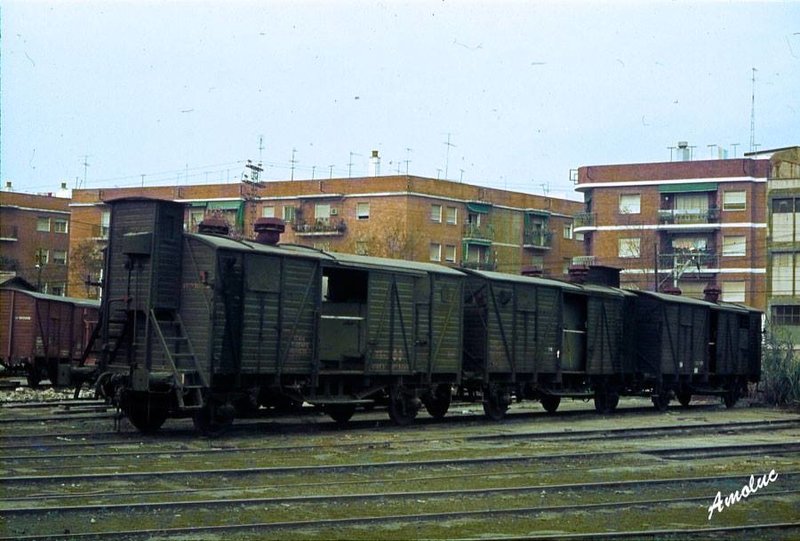 Renfe furgones calderin con y sin garita.Cordoba Dic 1979.jpg