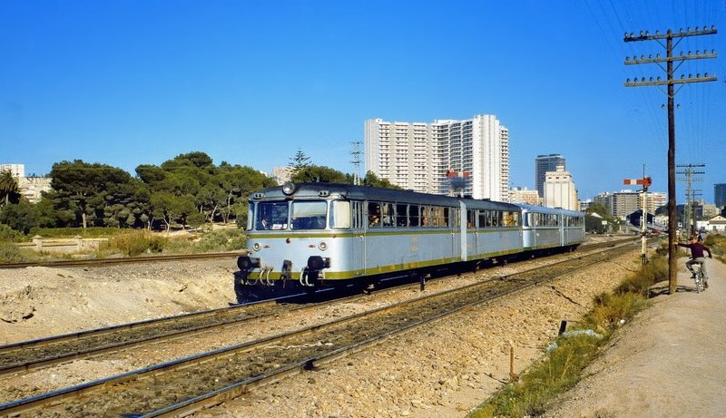 ferrobús saliendo de la estación Alicante el 9 de Abril de 1977. Fotografía Maarten van der Velden.jpg