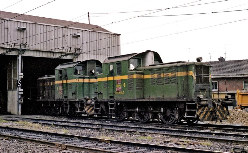 303-200 en el depósito de Bilbao-Olaveaga 06-05-1987. Luis Ignacio Alonso_JAMM.jpg