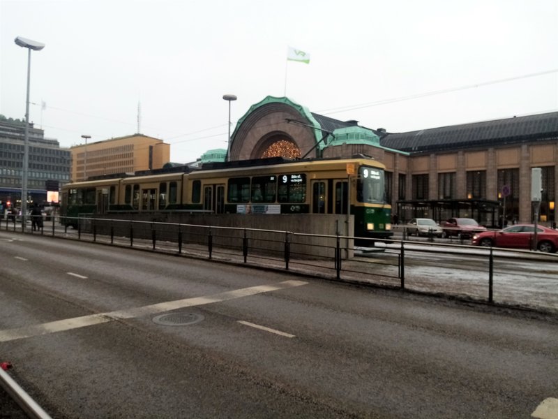 49-Tranvías ante la estación de Helsinki (2).jpg