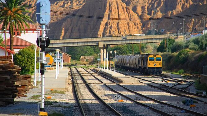 Paisaje-carcavas-estacion-Guadix-Granada-Almeria_1659744482_152618499_667x375.jpg