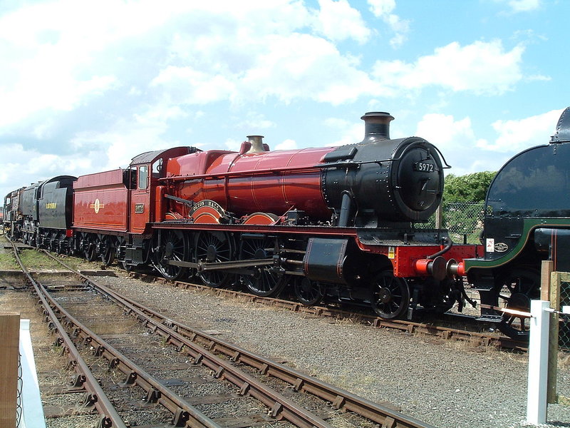 1280px-Hogwarts_Express_at_York.jpg