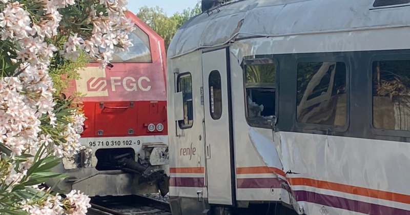 Los-dos-trenes-implicados-en-el-accidente-ferroviario-de-Vila-Seca-esta-manana-tras-haber-sido-separados.-C-JOSEP-SUNE-840x440.jpg