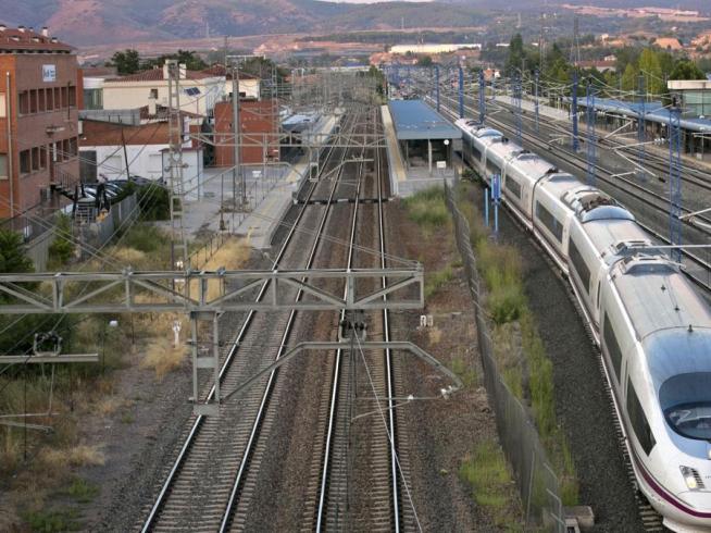 imagen-de-archivo-de-un-tren-detenido-en-calatayud.jpeg