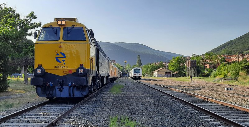 Expreso Reapertura Ya Tren Azul 16072022 Cruce en Jaca con TRD firmado.JPG