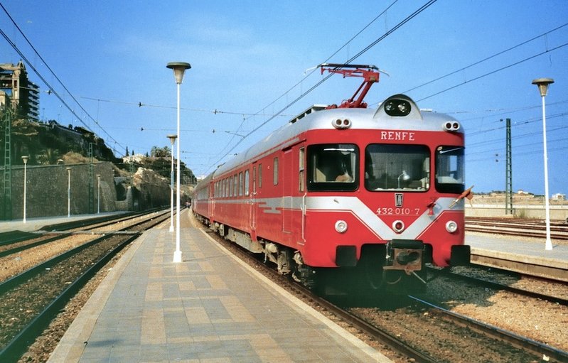 432-010 Electrotrén Valencia-Barcelona saliendo de Tarragona 01-08-1978. Maarten van der Velden_JAMM.jpeg