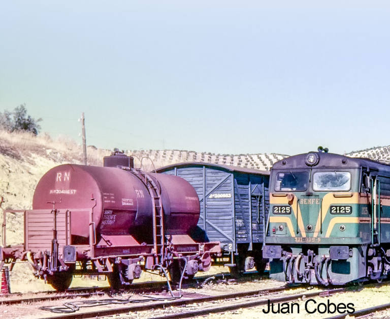 renfe-alco-2100-2125-en-archidona_19406715111_oa-768x627.jpg