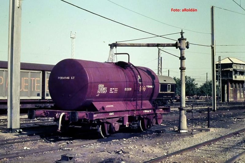 Cisterna tte. agua repostando Plaza Armas, años 80.jpg