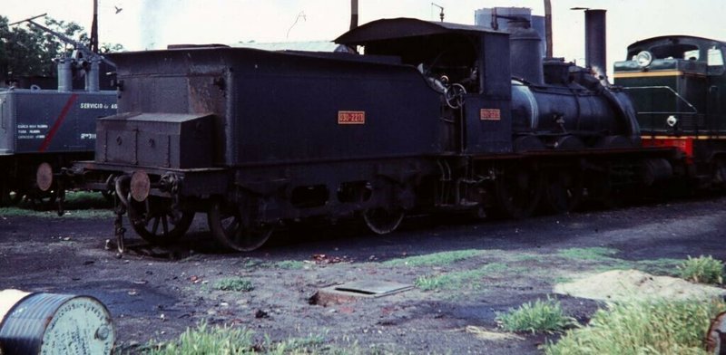 030-2213 en Calatayud en 1966 con aljibe R 311.jpg