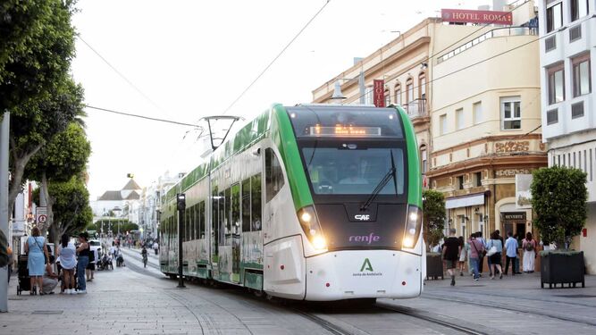 tranvia-pruebas-calle-Real-verano_1718239088_165593005_667x375.jpg