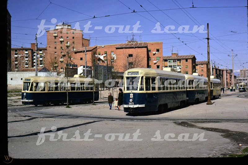 El 1070 y el 1071 en línea 70 con HOO5 detrás. 1967.jpg